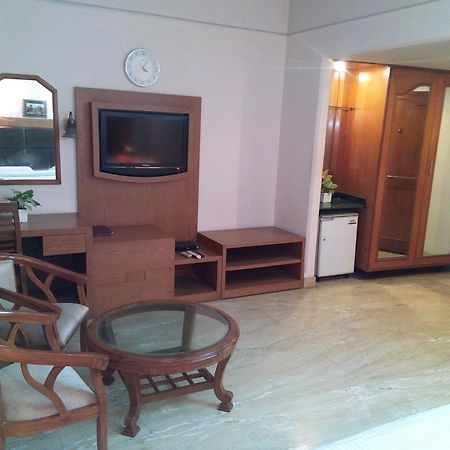 גורגאון Hotel Queens Residency מראה חיצוני תמונה