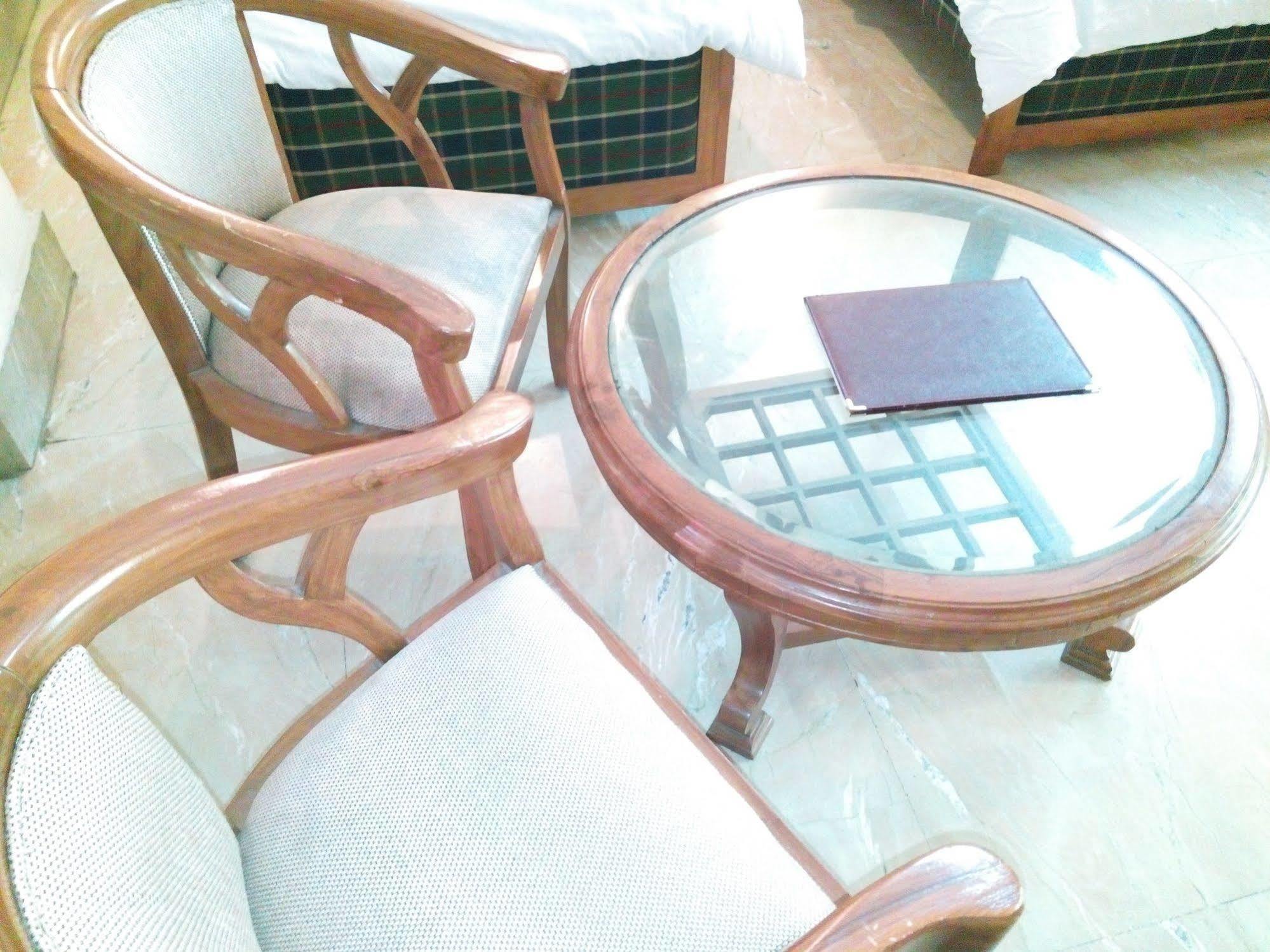 גורגאון Hotel Queens Residency מראה חיצוני תמונה