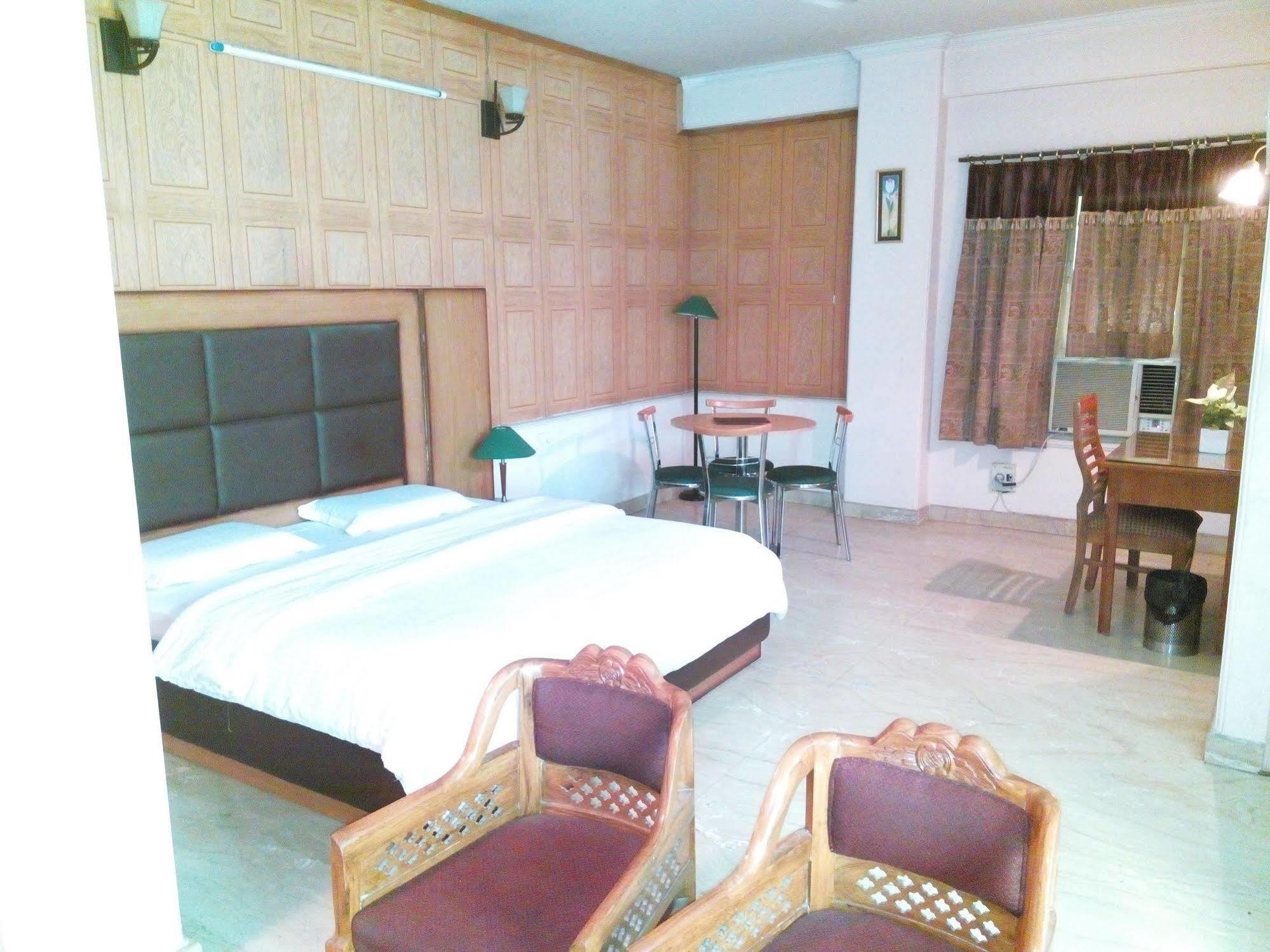 גורגאון Hotel Queens Residency מראה חיצוני תמונה
