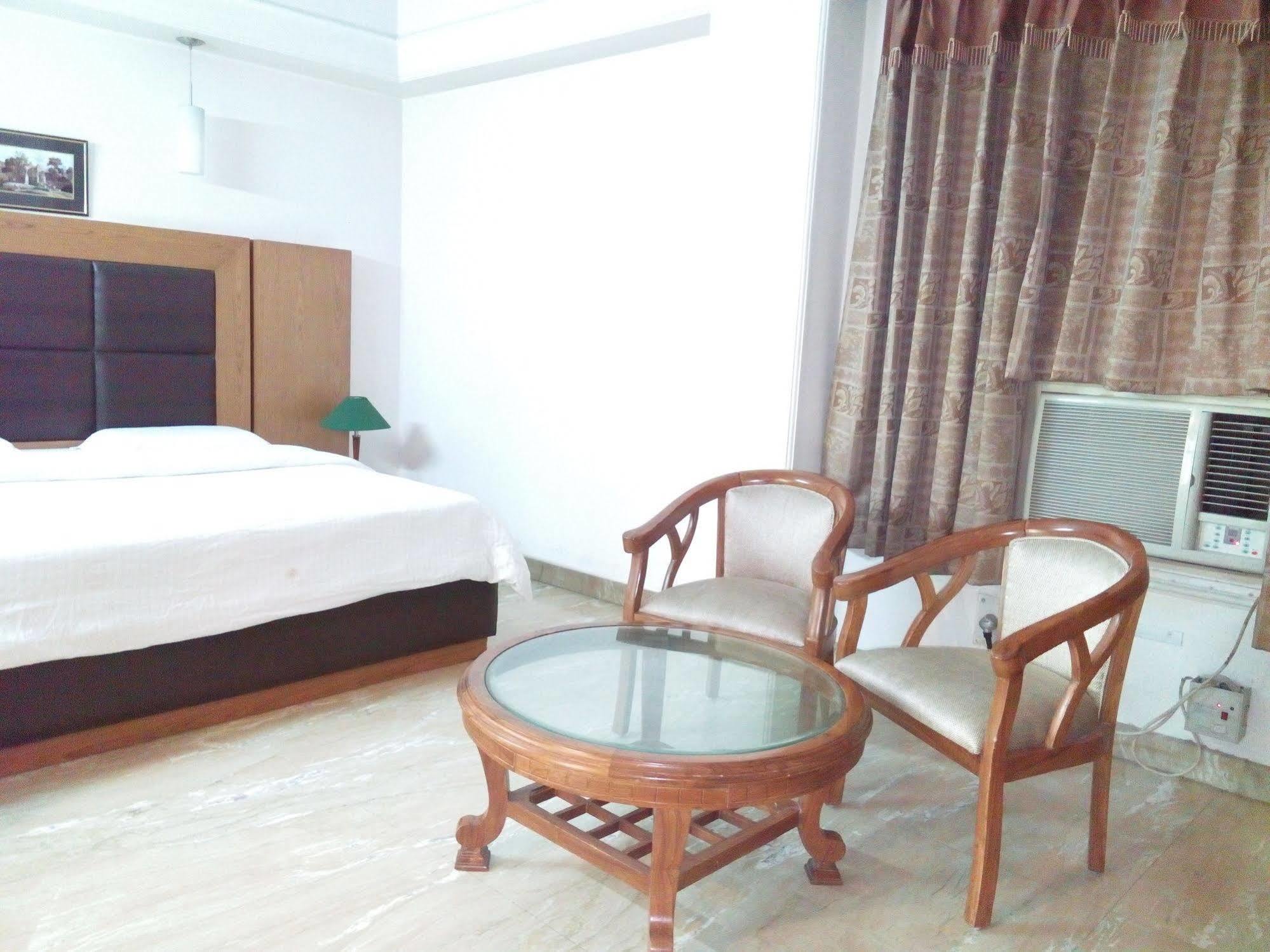 גורגאון Hotel Queens Residency מראה חיצוני תמונה