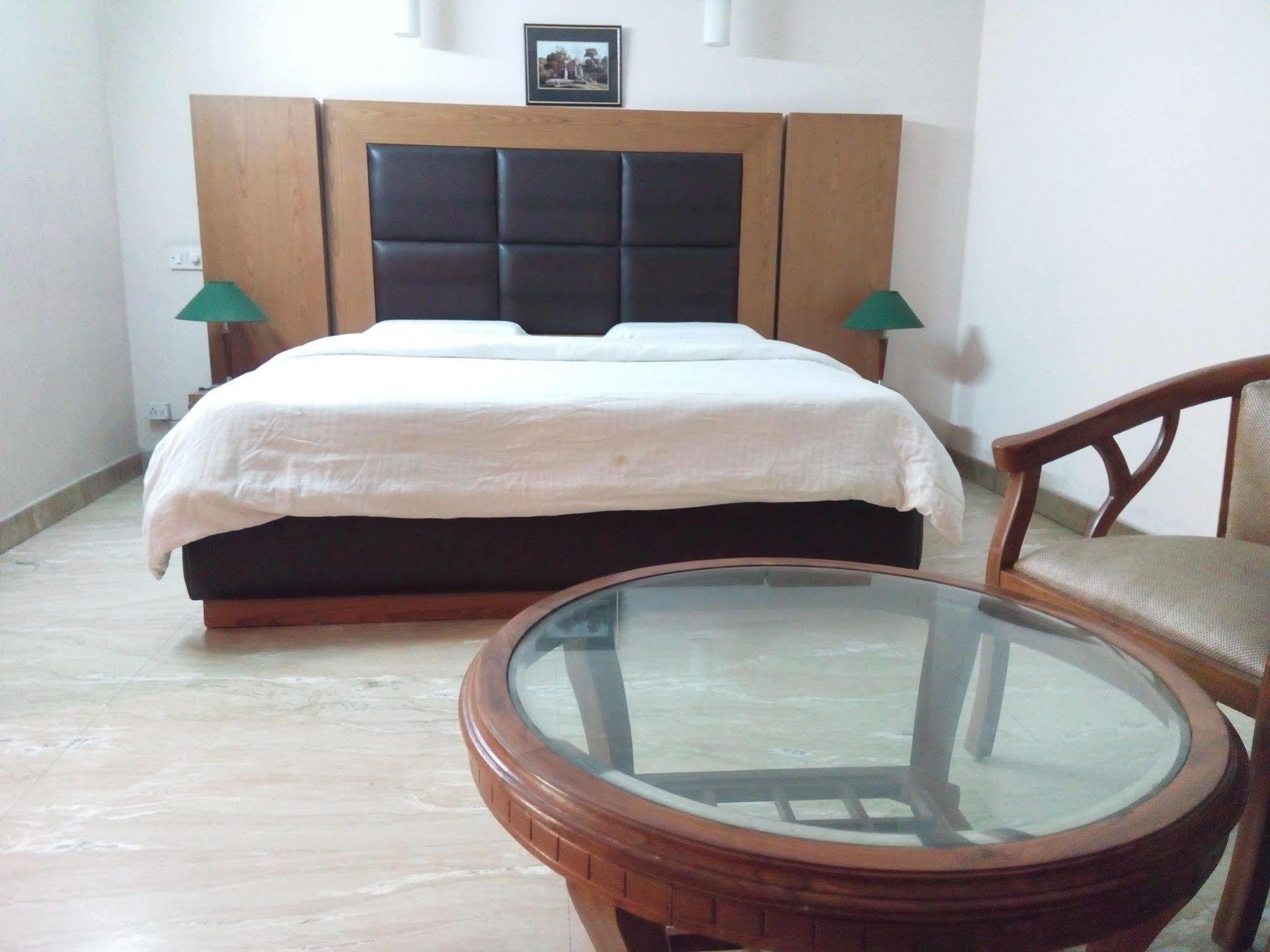 גורגאון Hotel Queens Residency מראה חיצוני תמונה