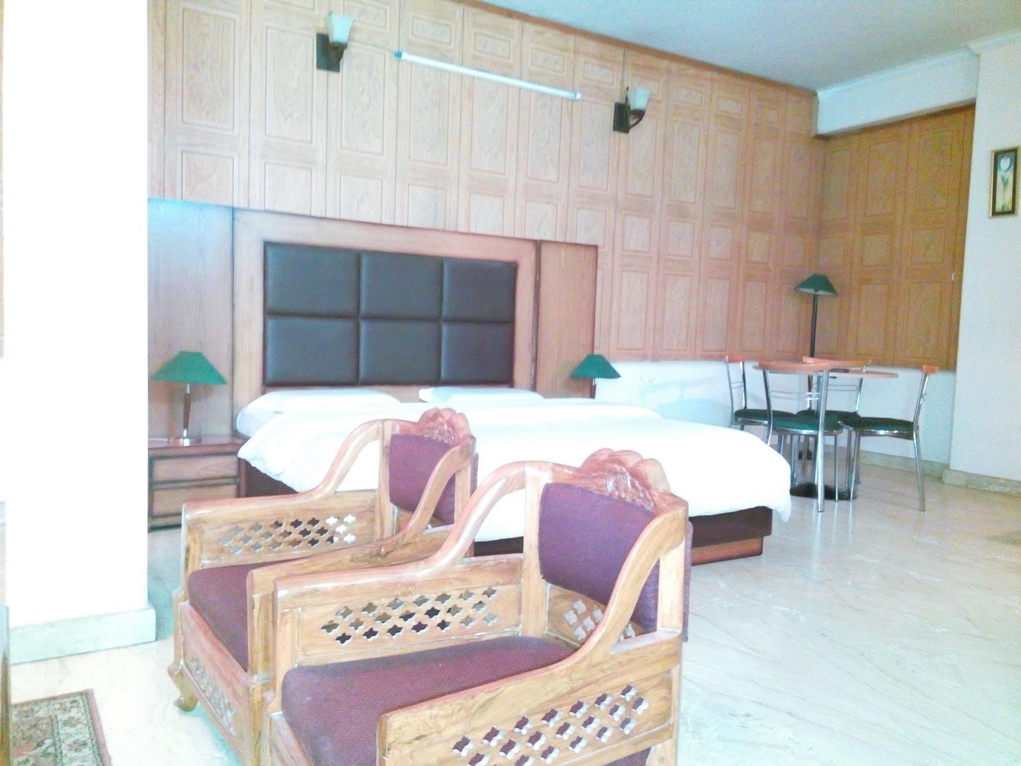 גורגאון Hotel Queens Residency מראה חיצוני תמונה
