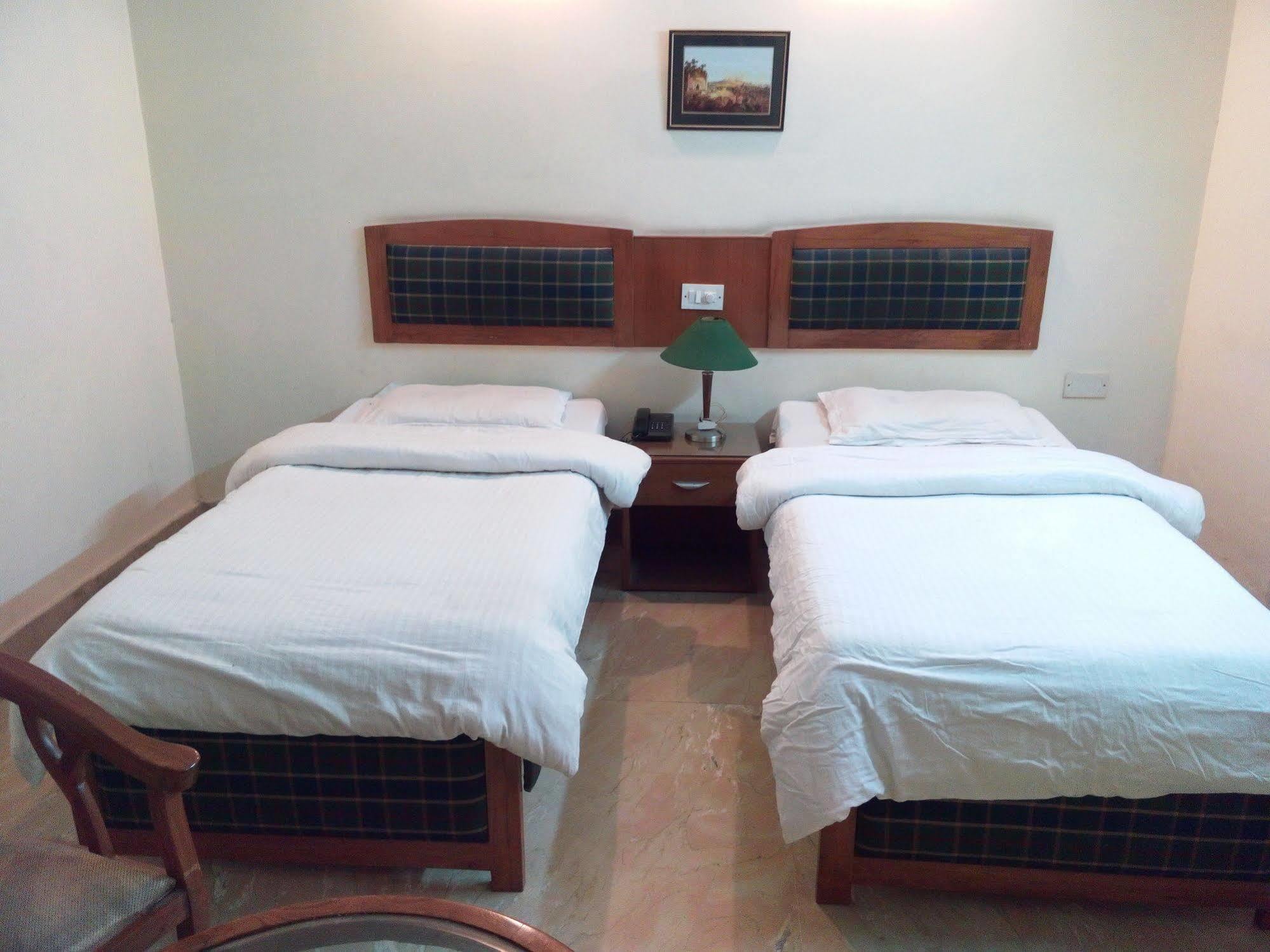 גורגאון Hotel Queens Residency מראה חיצוני תמונה