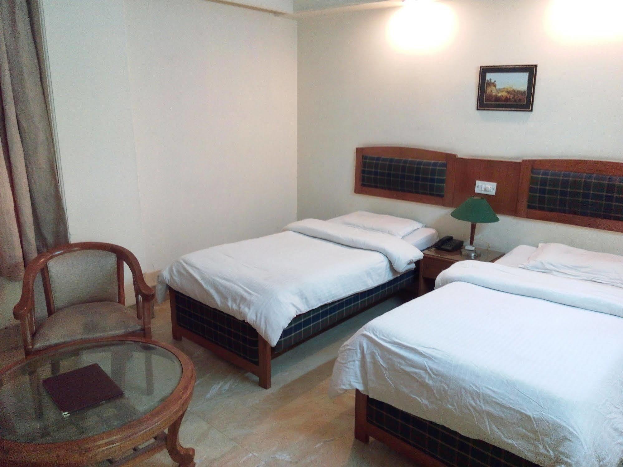 גורגאון Hotel Queens Residency מראה חיצוני תמונה