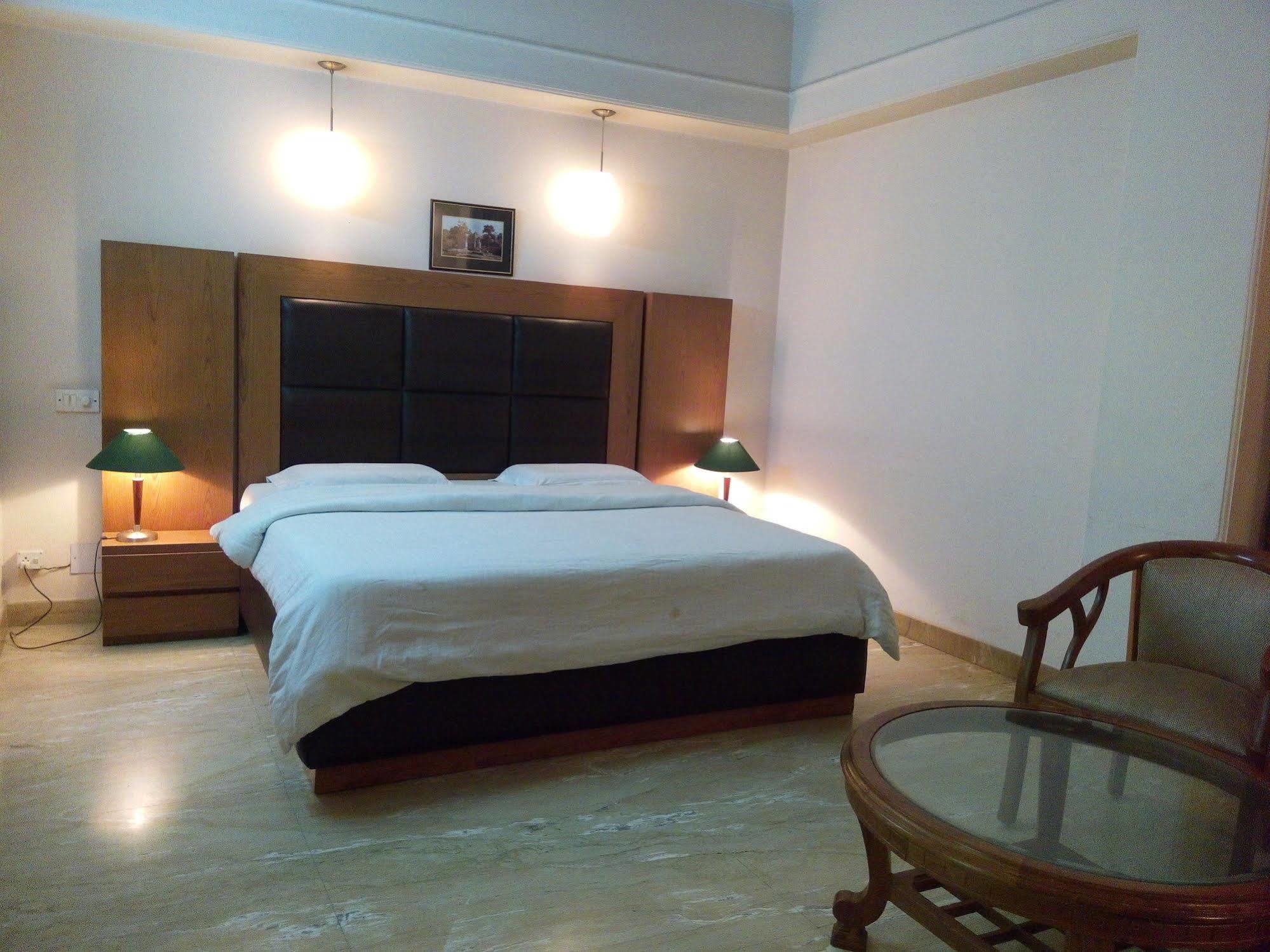 גורגאון Hotel Queens Residency מראה חיצוני תמונה