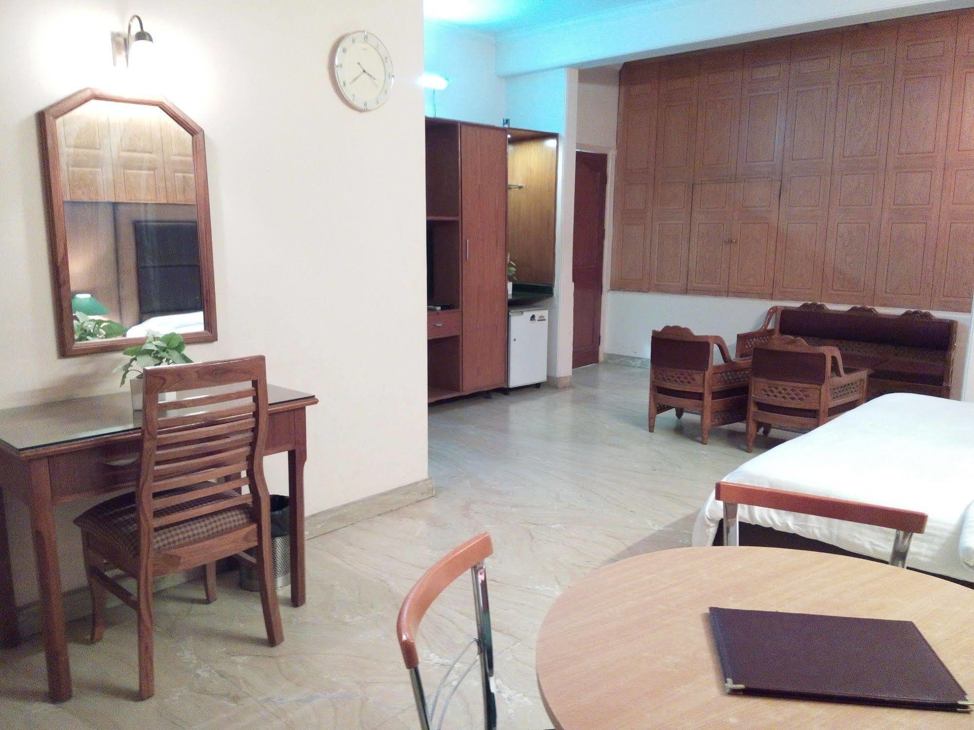 גורגאון Hotel Queens Residency מראה חיצוני תמונה