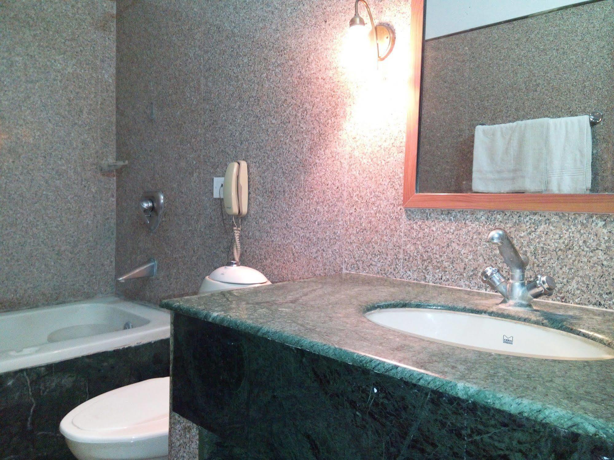 גורגאון Hotel Queens Residency מראה חיצוני תמונה