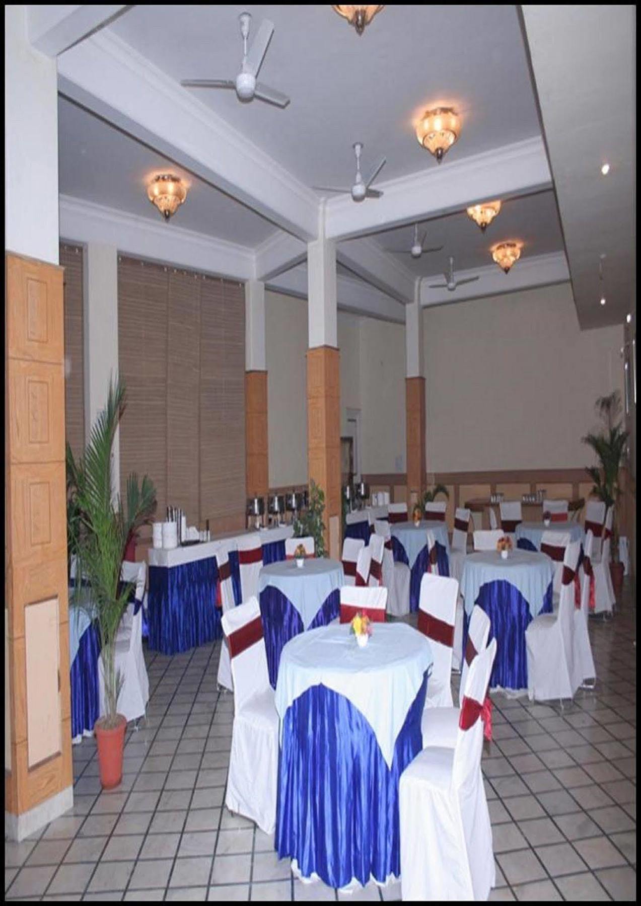 גורגאון Hotel Queens Residency מראה חיצוני תמונה