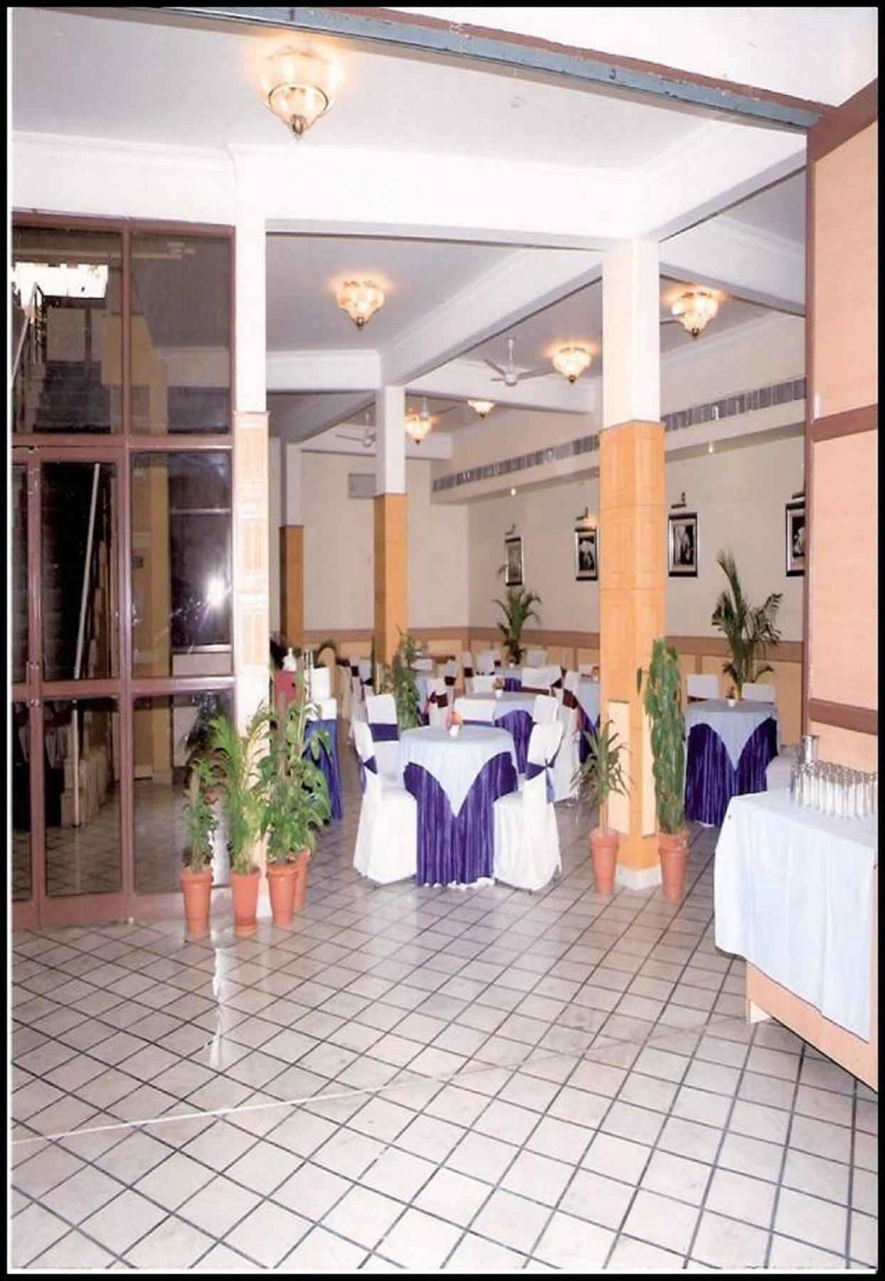 גורגאון Hotel Queens Residency מראה חיצוני תמונה