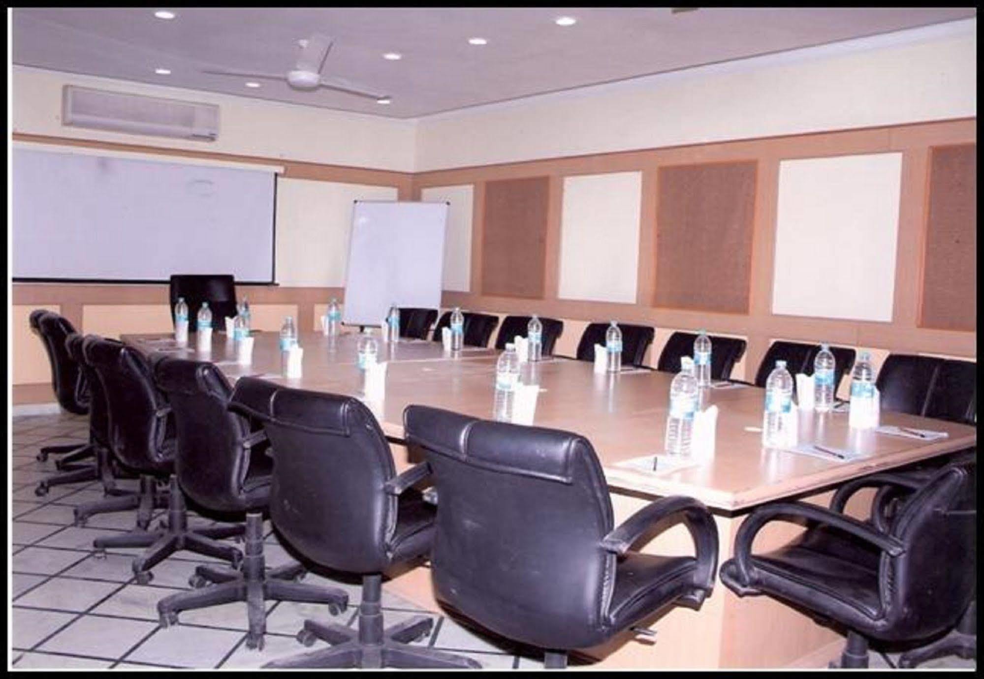 גורגאון Hotel Queens Residency מראה חיצוני תמונה